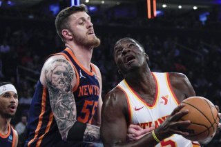 Capela (à droite) et les Hawks se sont imposés 116-100 face aux Knicks KEYSTONE/AP/Eduardo Munoz Alvarez